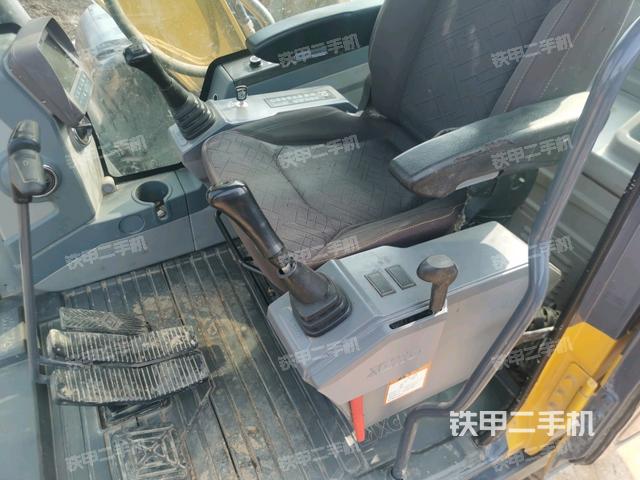 行走控制手柄和踏板 俯拍（驾驶室部分）