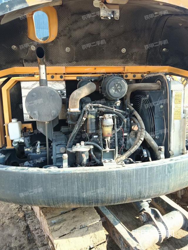 液压泵舱室正面整体（整机外观）