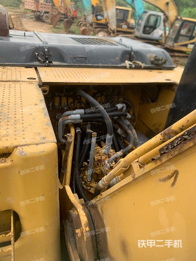 回转马达和主控阀（整机外观）