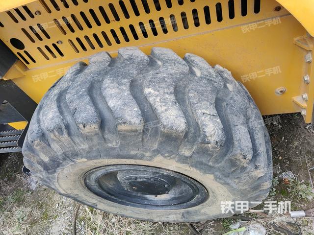 后轮左侧全景（压路机前后车架）