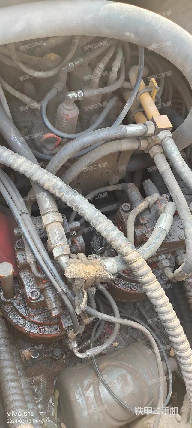 回转马达和主控阀（整机外观）