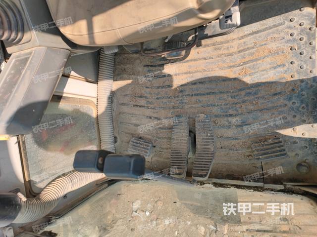 行走控制手柄和踏板?俯拍（駕駛室部分）