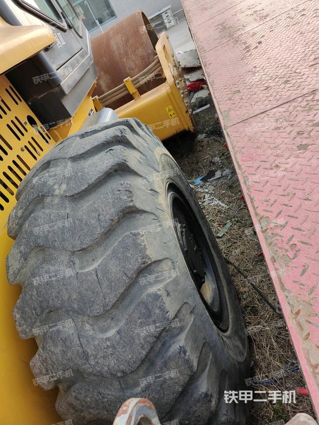 后轮右侧全景（压路机前后车架）
