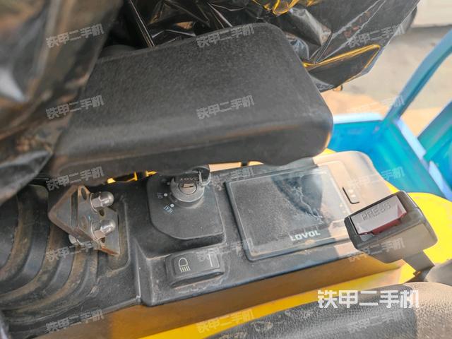 座椅右側(cè)控制臺/鑰匙門/油門/含右手柄(駕駛室部分) 座椅右側(cè)控制臺/鑰匙門/油門/含右手柄(駕駛室部分)