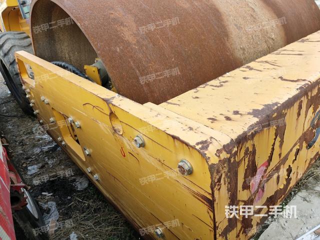 前车架正左侧（压路机前后车架）