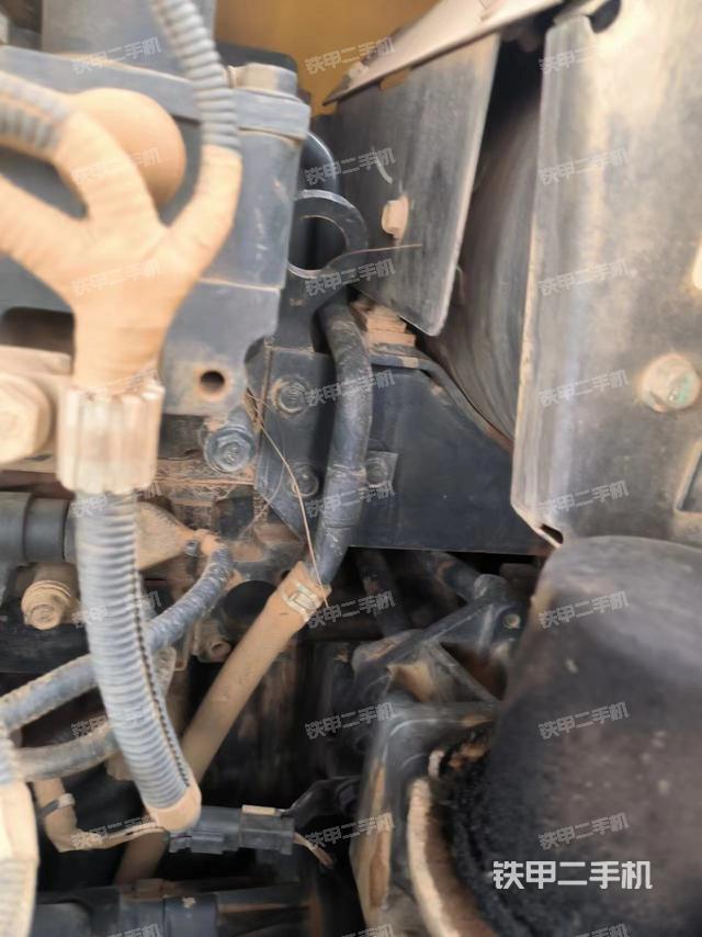 液压泵舱室正面整体（整机外观）