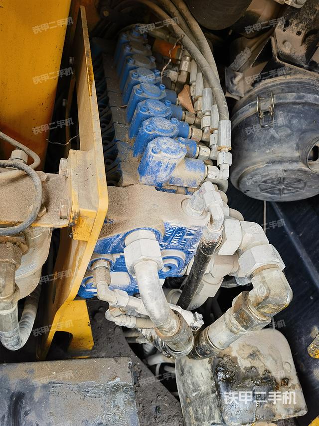 回转马达和主控阀（整机外观）