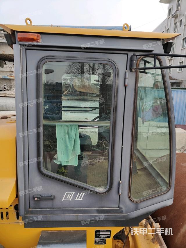 驾驶室侧向上照全景（压路机驾驶室）