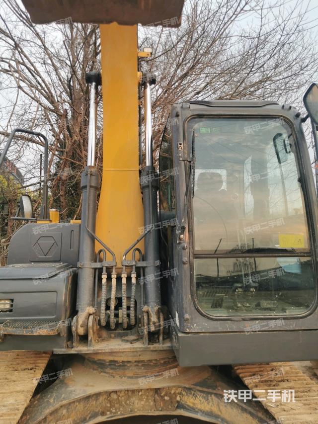 大臂油缸整体 竖拍（工作和回转装置）