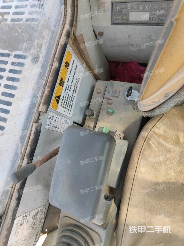 座椅右側(cè)控制臺(tái)/鑰匙門(mén)/油門(mén)/含右手柄（駕駛室部分）