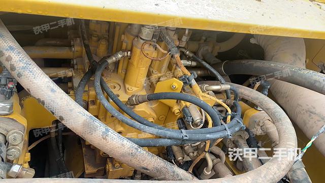 回转马达和主控阀（整机外观）