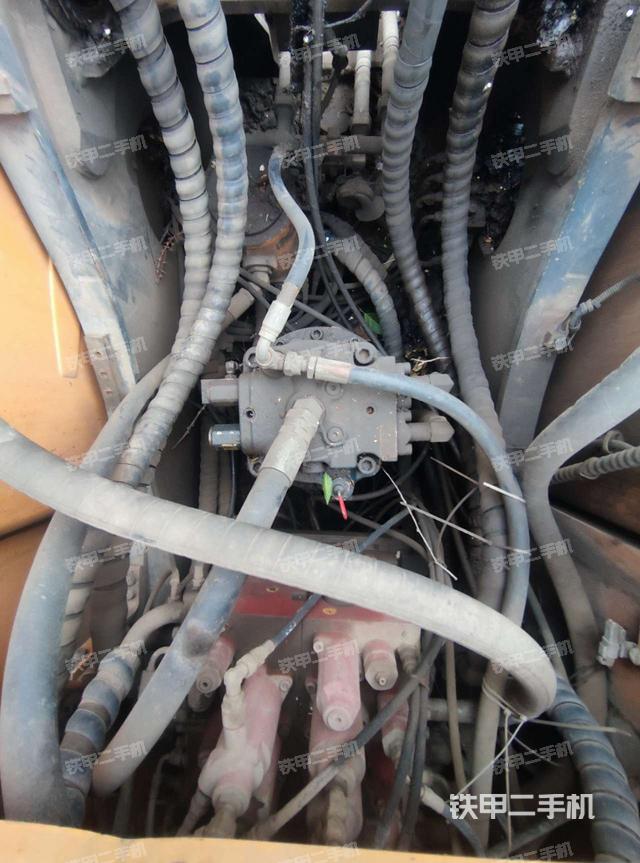 回转马达和主控阀（整机外观）