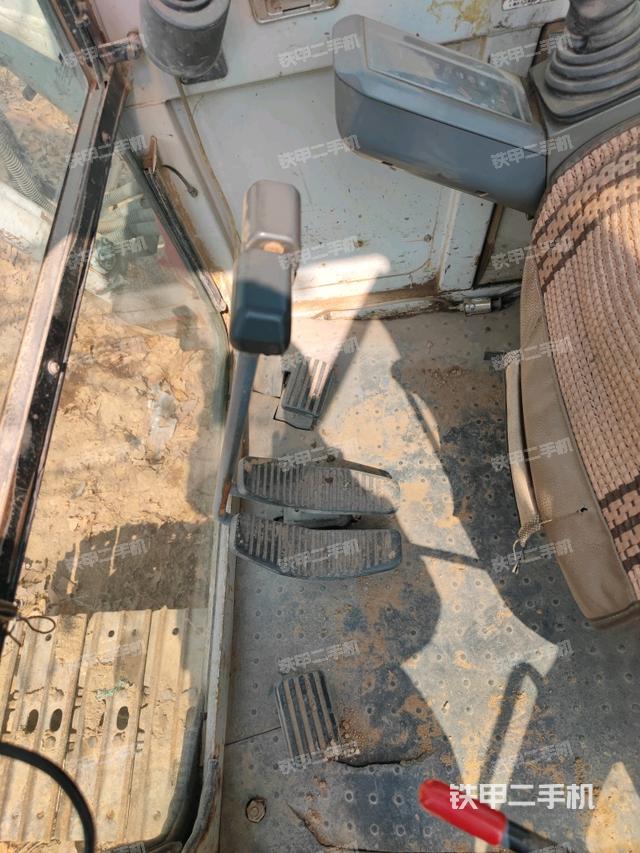 行走控制手柄和踏板?俯拍（駕駛室部分）