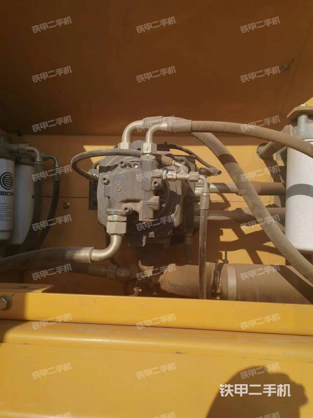 液压泵舱室正面整体（整机外观）