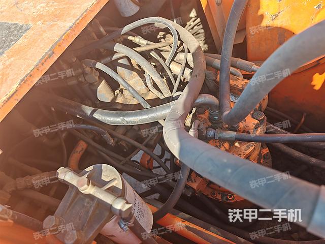 回转马达和主控阀（整机外观）