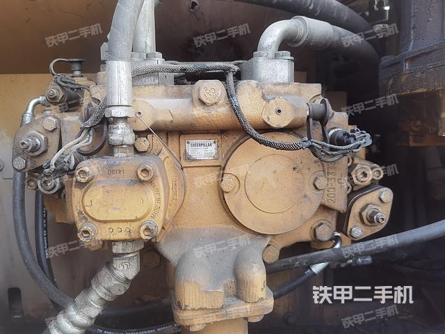 液压泵舱室正面整体（整机外观）