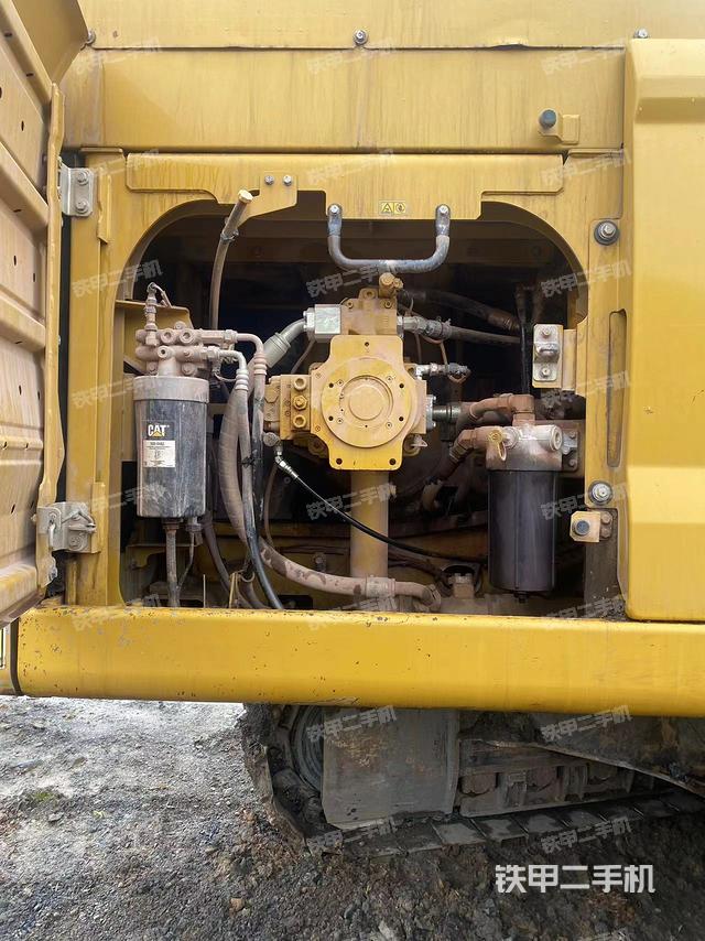 液压泵舱室正面整体（整机外观）