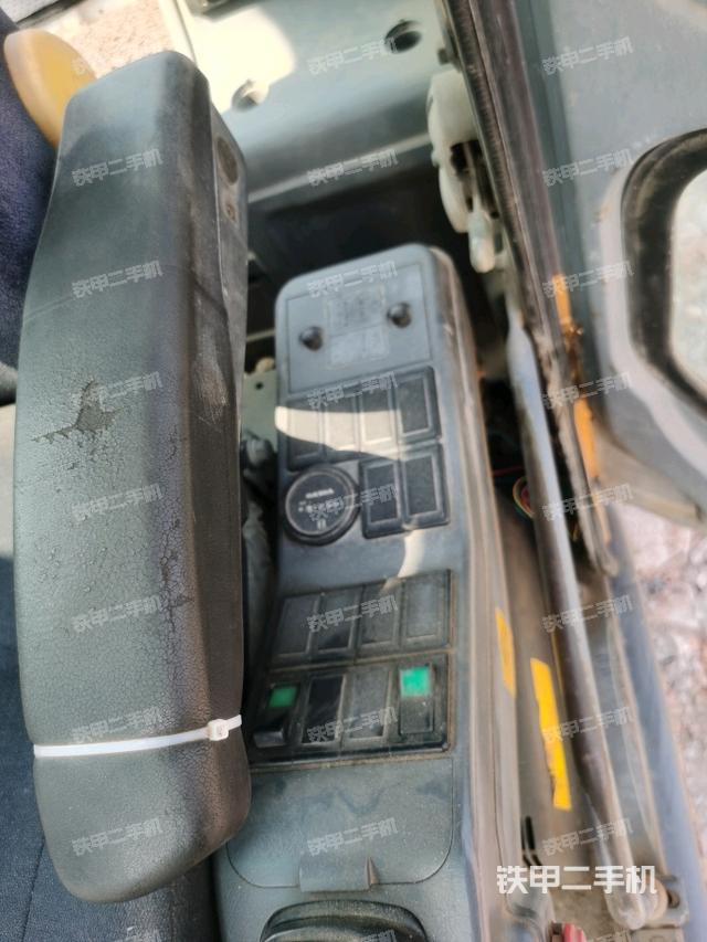 行走控制手柄和踏板?俯拍（駕駛室部分）