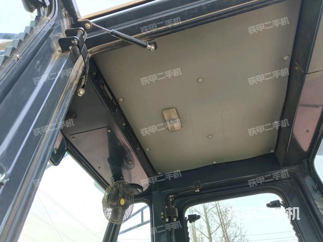 驾驶室顶蓬内（压路机驾驶室）