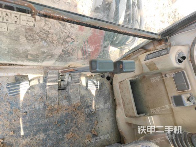 行走控制手柄和踏板?俯拍（駕駛室部分）