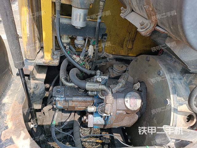 液压泵舱室正面整体（整机外观）