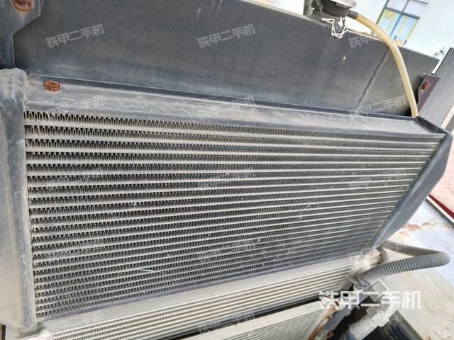 散热器全景（压路机发动机舱）