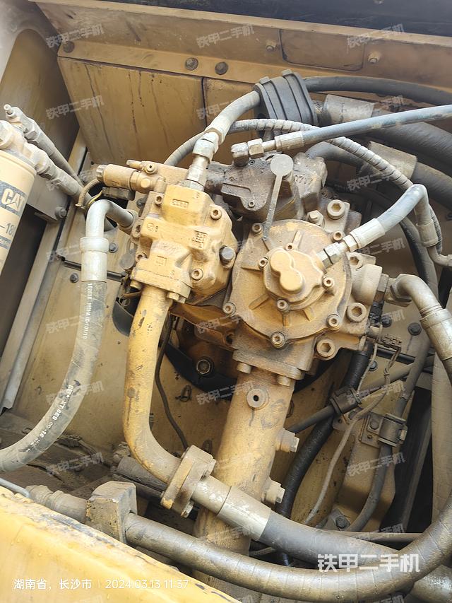 液压泵舱室正面整体（整机外观）