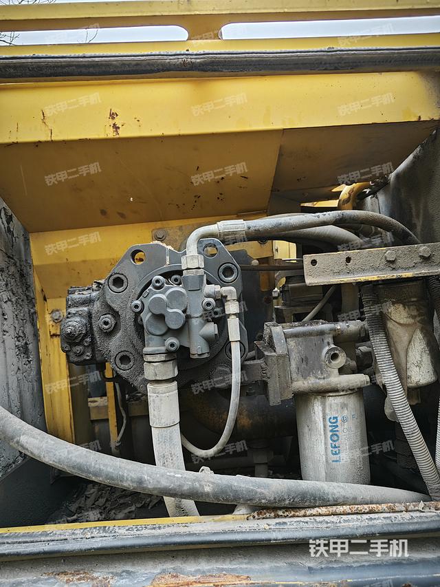 回转马达和主控阀（整机外观）