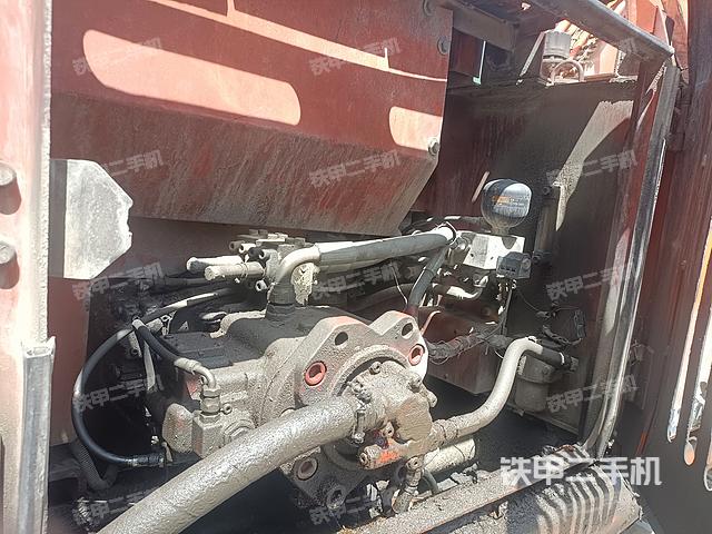 液压泵舱室正面整体（整机外观）