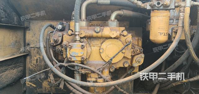 液压泵舱室正面整体（整机外观）