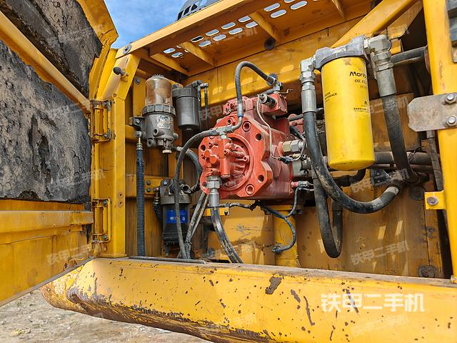 液压泵舱室正面整体（整机外观）