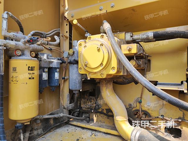 液压泵舱室正面整体（整机外观）