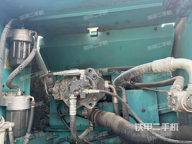 液压泵舱室正面整体（整机外观）