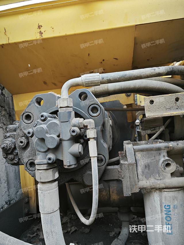 液压泵舱室正面整体（整机外观）