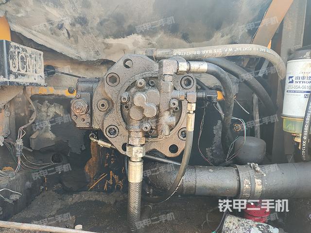液压泵舱室正面整体（整机外观）