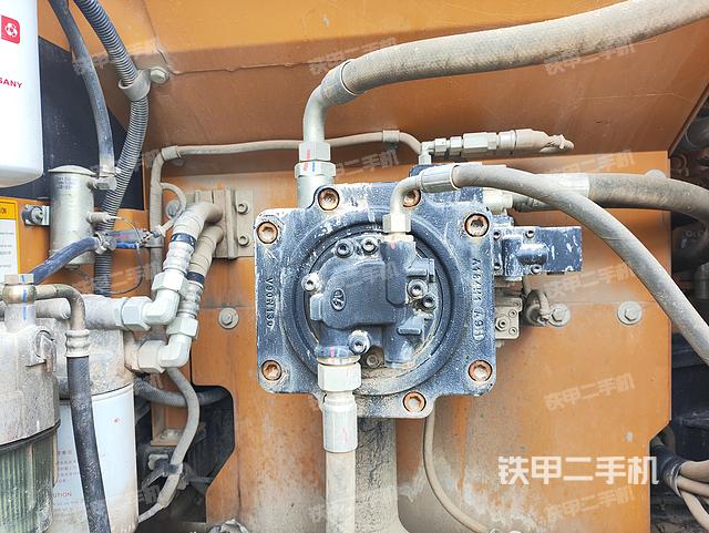 液压泵舱室正面整体（整机外观）