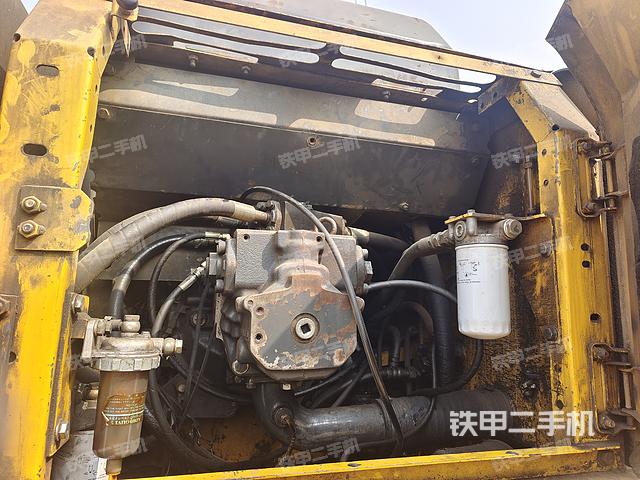 液压泵舱室正面整体（整机外观）