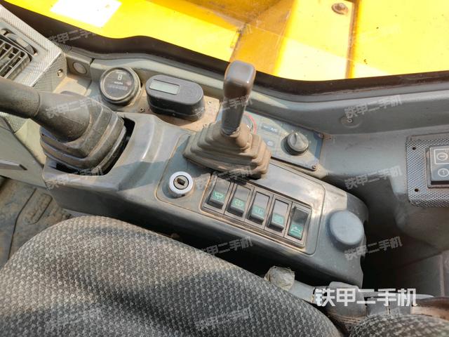 座椅右側(cè)控制臺(tái)/鑰匙門/油門/含右手柄(駕駛室部分) 座椅右側(cè)控制臺(tái)/鑰匙門/油門/含右手柄(駕駛室部分)