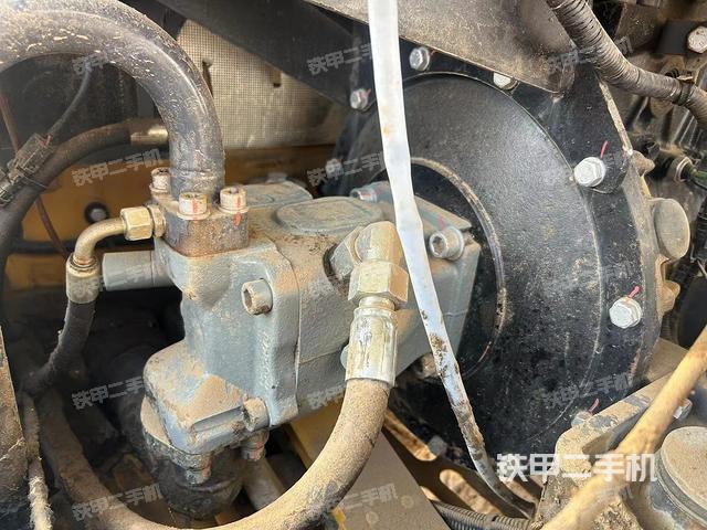 液压泵舱室正面整体（整机外观）