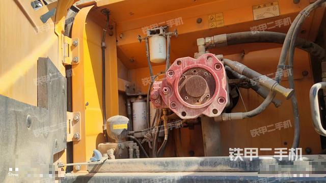 液压泵舱室正面整体（整机外观）