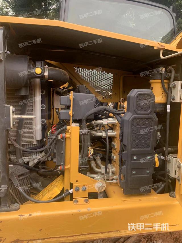 液压泵舱室正面整体（整机外观）