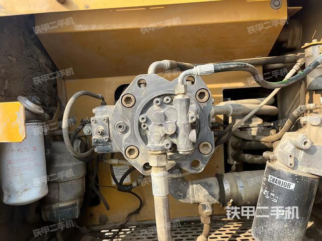 液压泵舱室正面整体（整机外观）