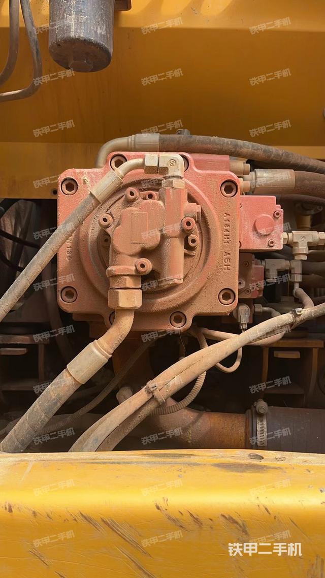 液压泵舱室正面整体（整机外观）