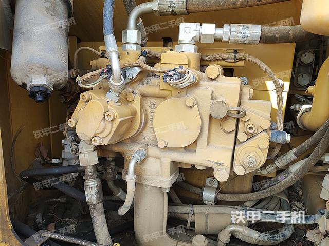 液压泵舱室正面整体（整机外观）