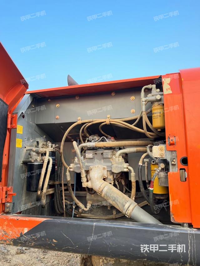 液压泵舱室正面整体（整机外观）