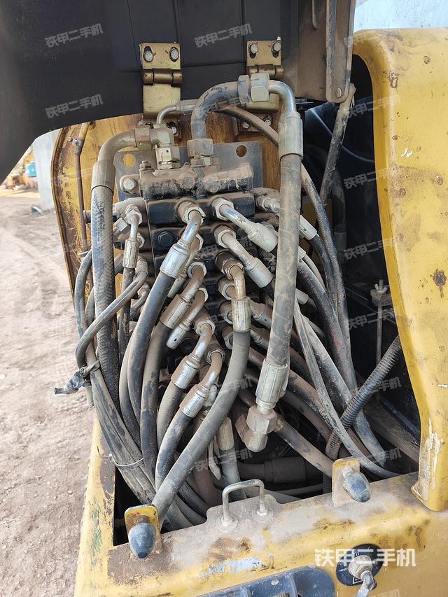 回转马达和主控阀（整机外观）