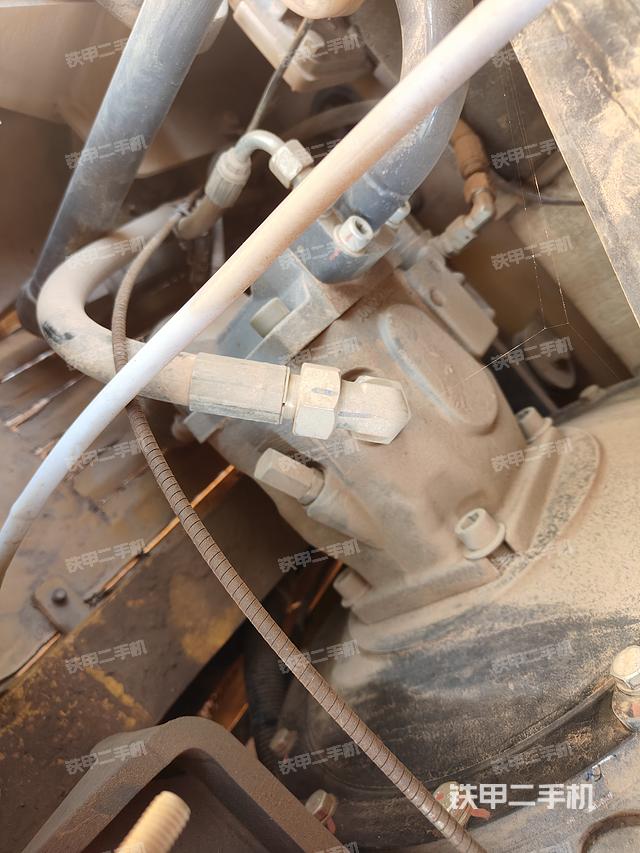 液压泵舱室正面整体（整机外观）