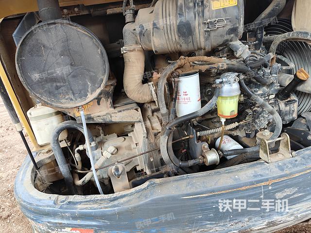 液压泵舱室正面整体（整机外观）