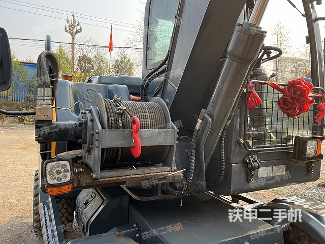 液压泵舱室正面整体（整机外观）