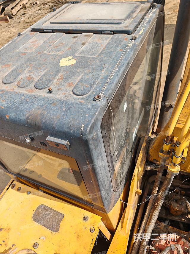 驾驶室顶部（整机外观）